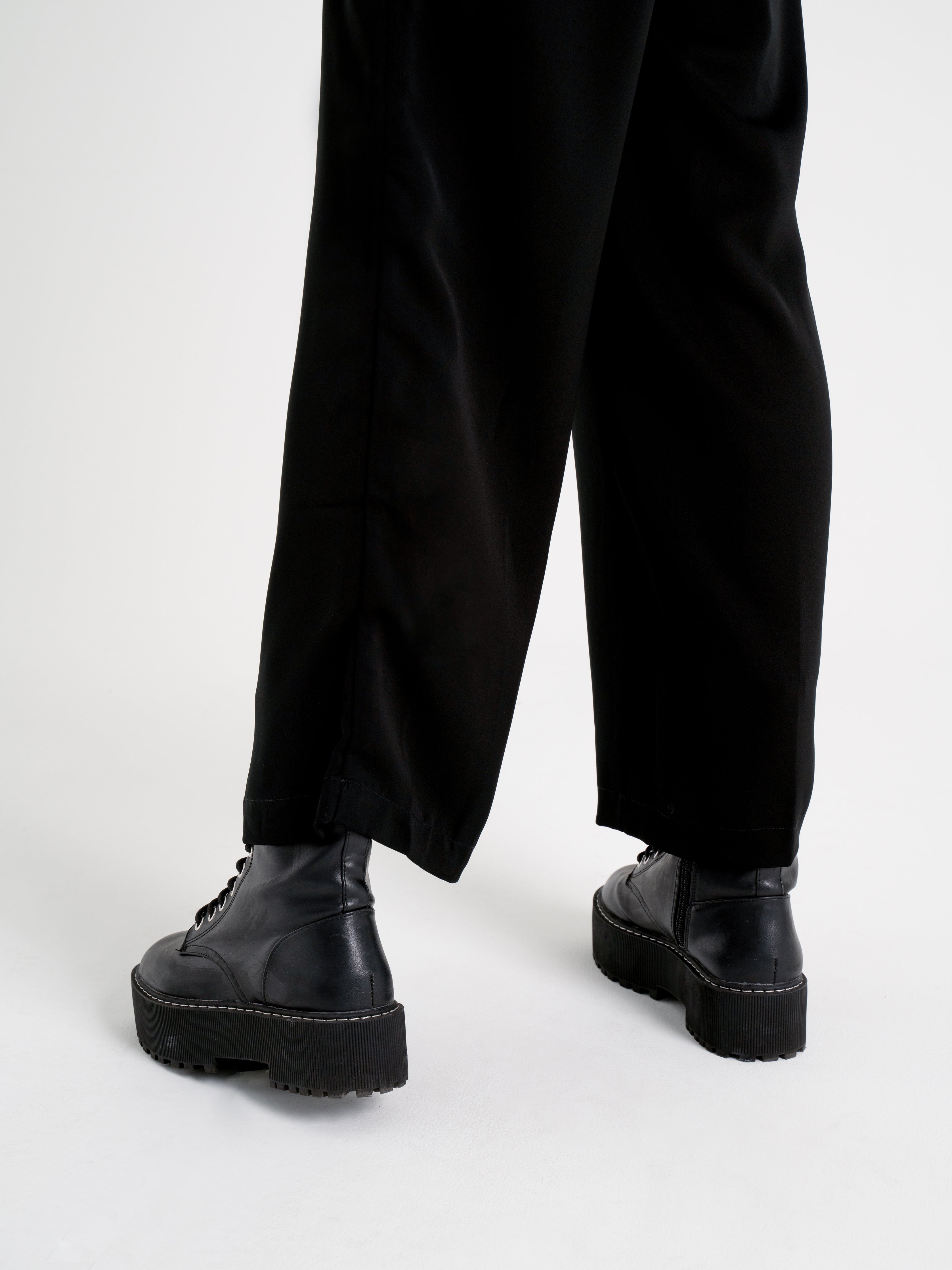 Neucvr Classic - Pleated Wide Pants